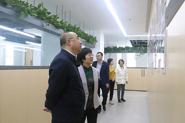 潍坊市建筑业发展服务中心领导一行莅临公司参观指导